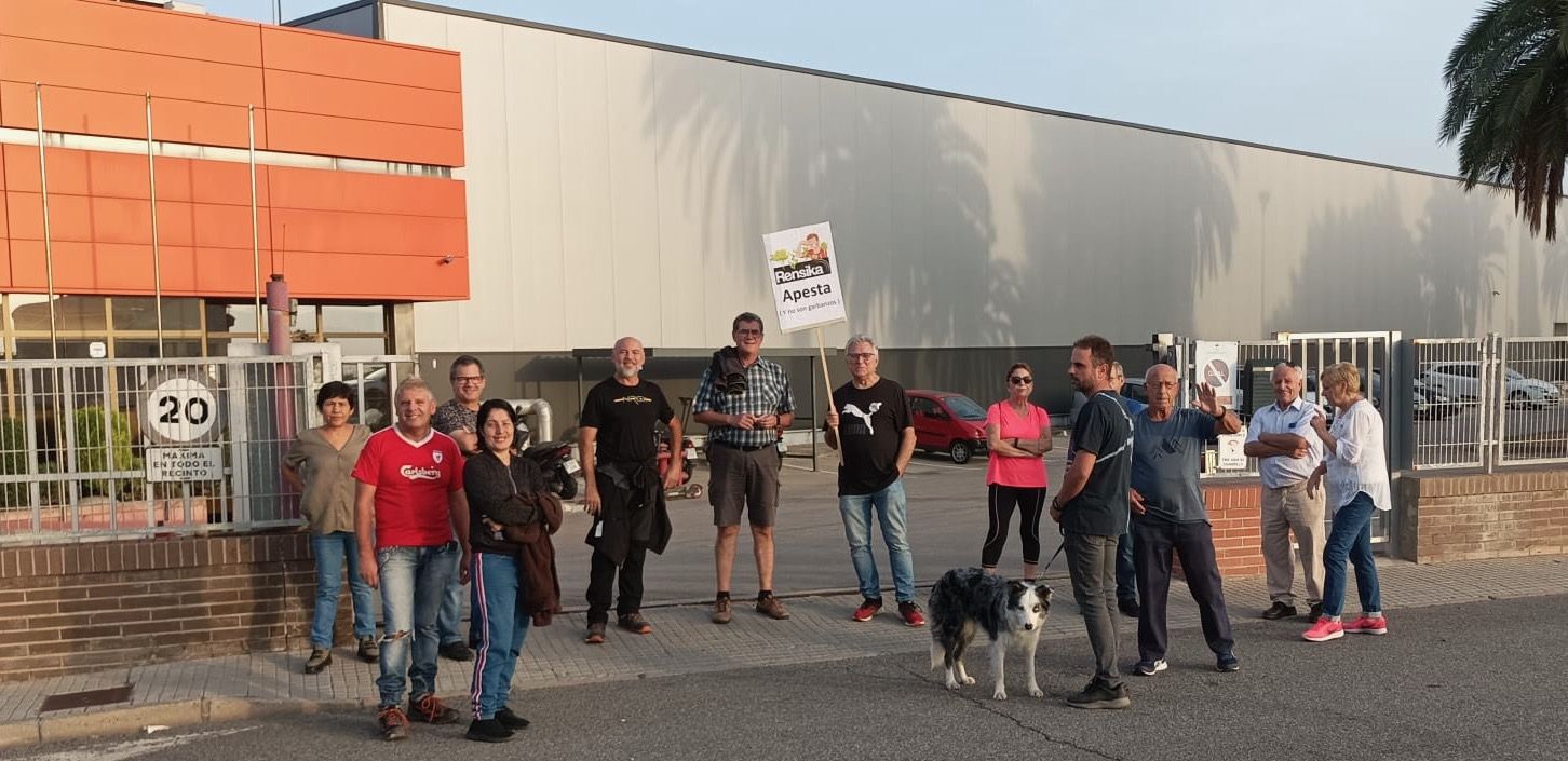 Els veïns afectats per les males olors de l'empresa anuncien protestes setmanals. FOTO: Cedida Els veïns afectats per les males olors de l'empresa anuncien protestes setmanals. FOTO: Cedida