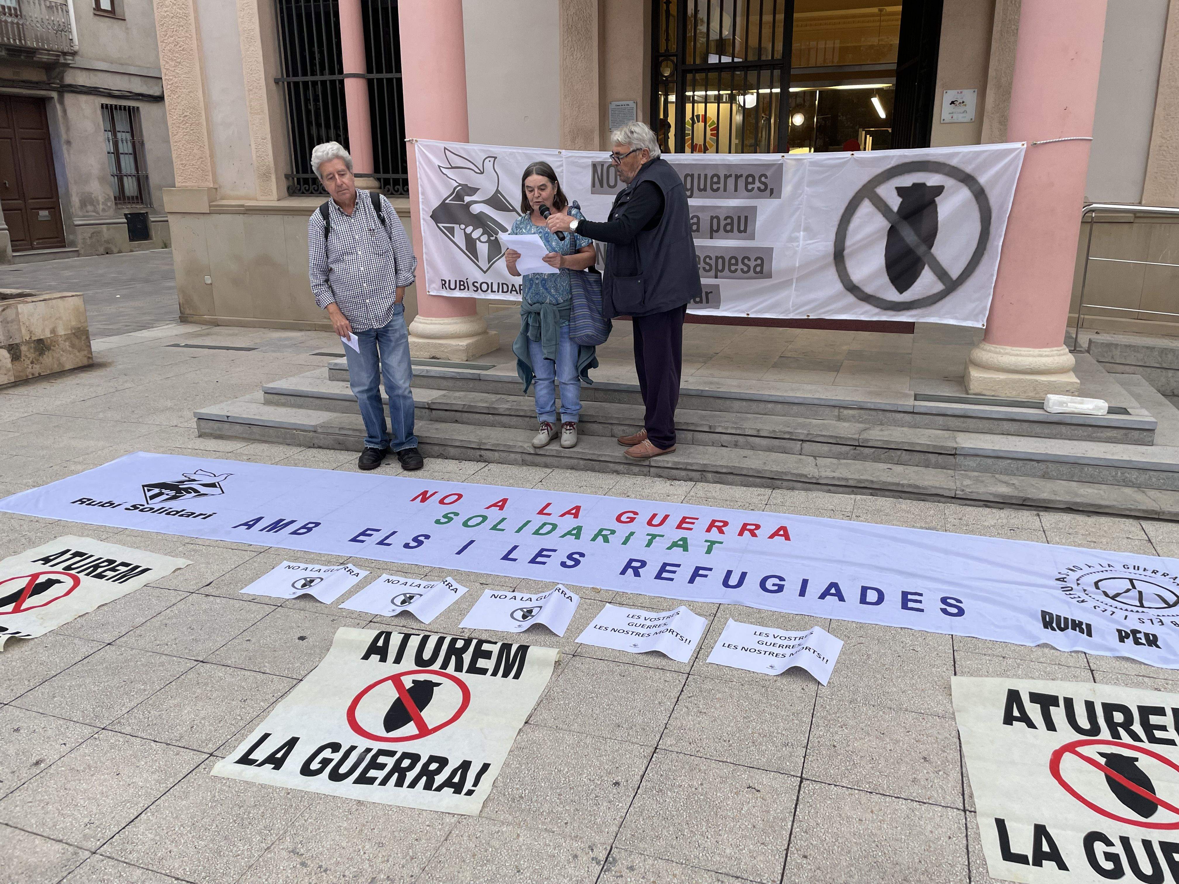 Una concentració contra la guerra a Rubí, després de l'inici de la guerra a Ucraïna FOTO: NHS/Arxiu