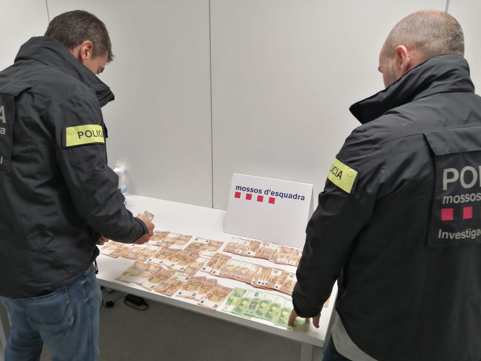 Els Mossos han detingut una dona a Rubí que suplantava la identitat de les víctimes per fer operacions fraudulentes. FOTO: Mossos d'Esquadra