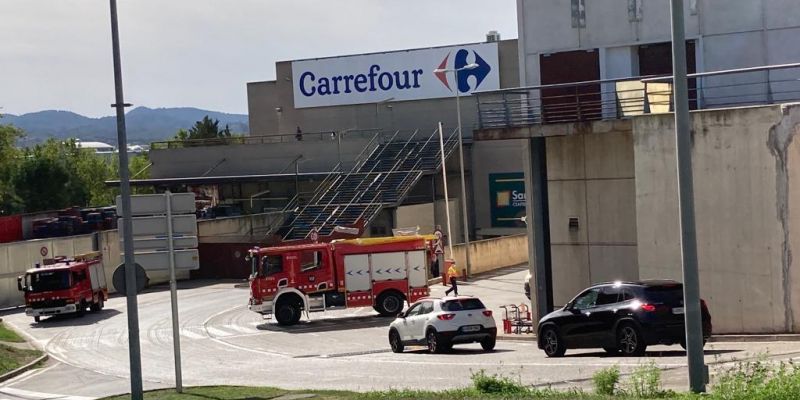 Els Bombers han actuat en l'incendi FOTO: TOTcentre comercial foc 38 800x400