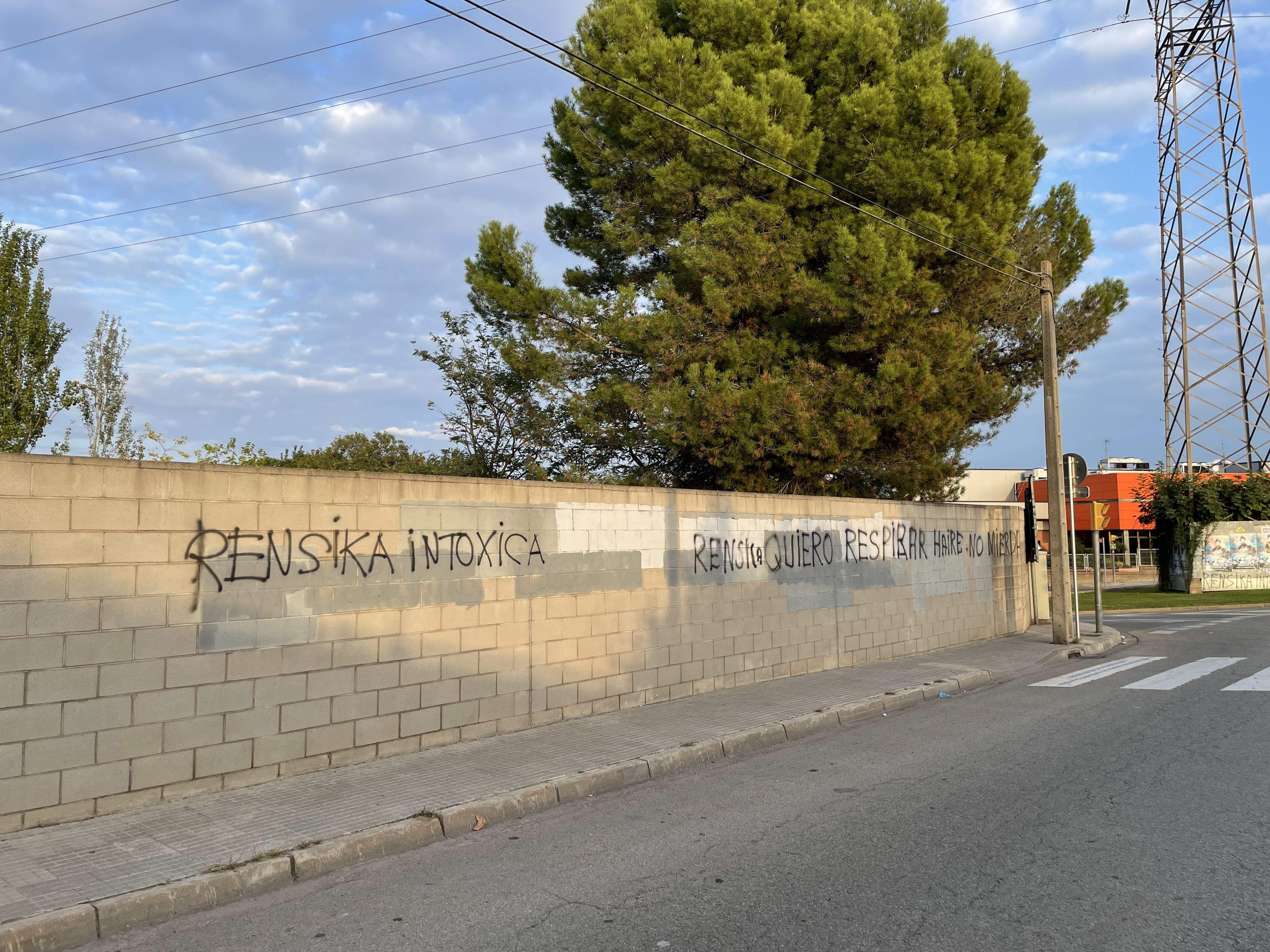 Pintades recents a l'entorn de la fàbrica Rensika. FOTO: Redacció