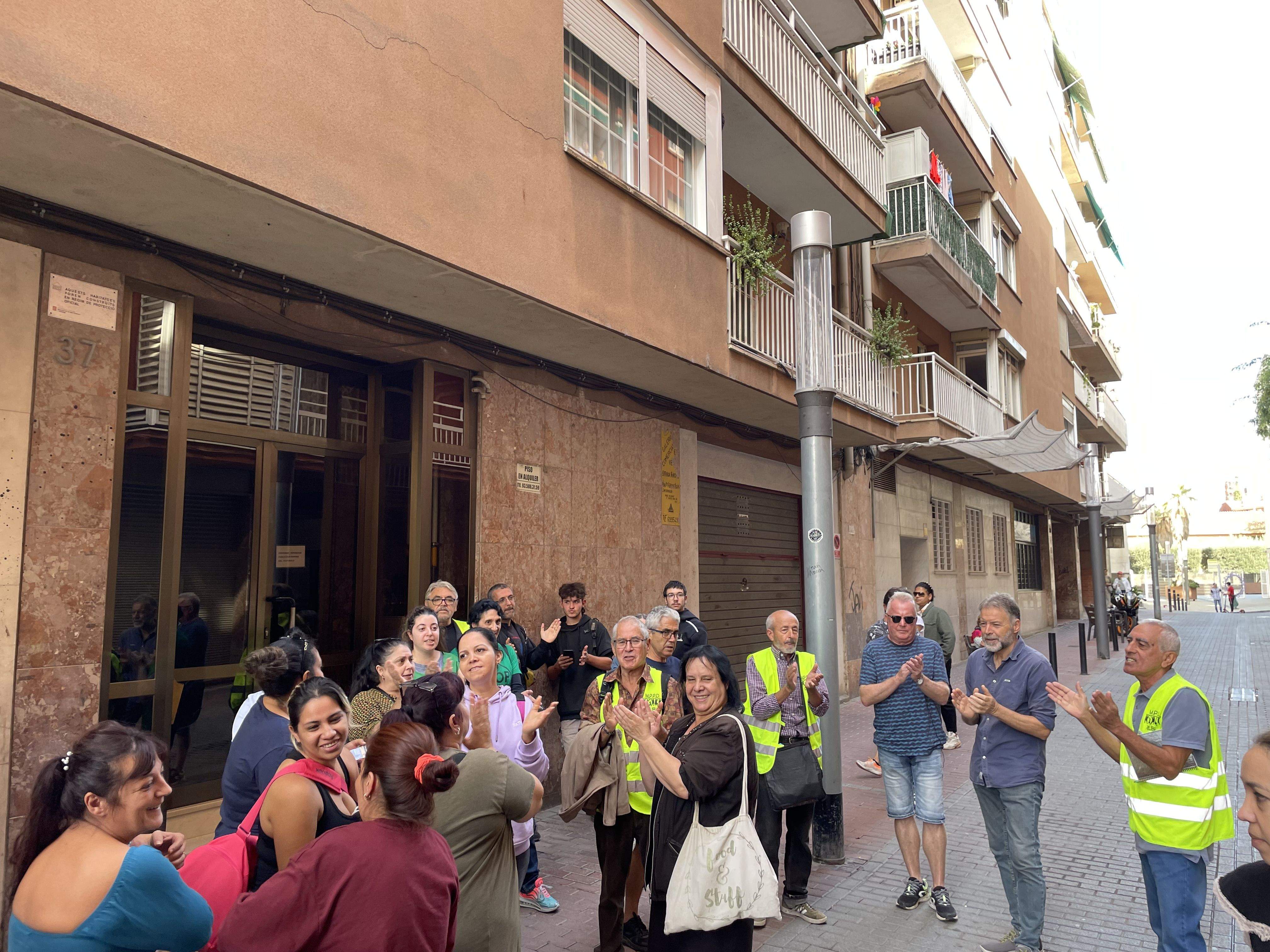 Membres de la PAH de Rubí i del Moviment per unes Pensions Dignes han celebrat que el desnonament quedava suspès durant un mes. FOTO: NHS 