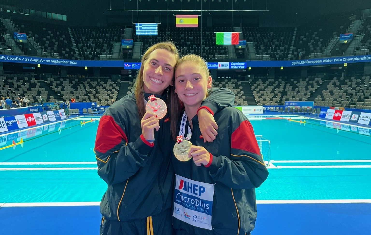 La Bea Ortiz i l'Elena Ruiz, amb la medalla d'or aconseguida al mundial de Croàcia amb la selecció espanyola. FOTO: Twitter bea_ortiz  La Bea Ortiz i l'Elena Ruiz, amb la medalla d'or aconseguida al mundial de Croàcia amb la selecció espanyola. FOTO: Twitter bea_ortiz