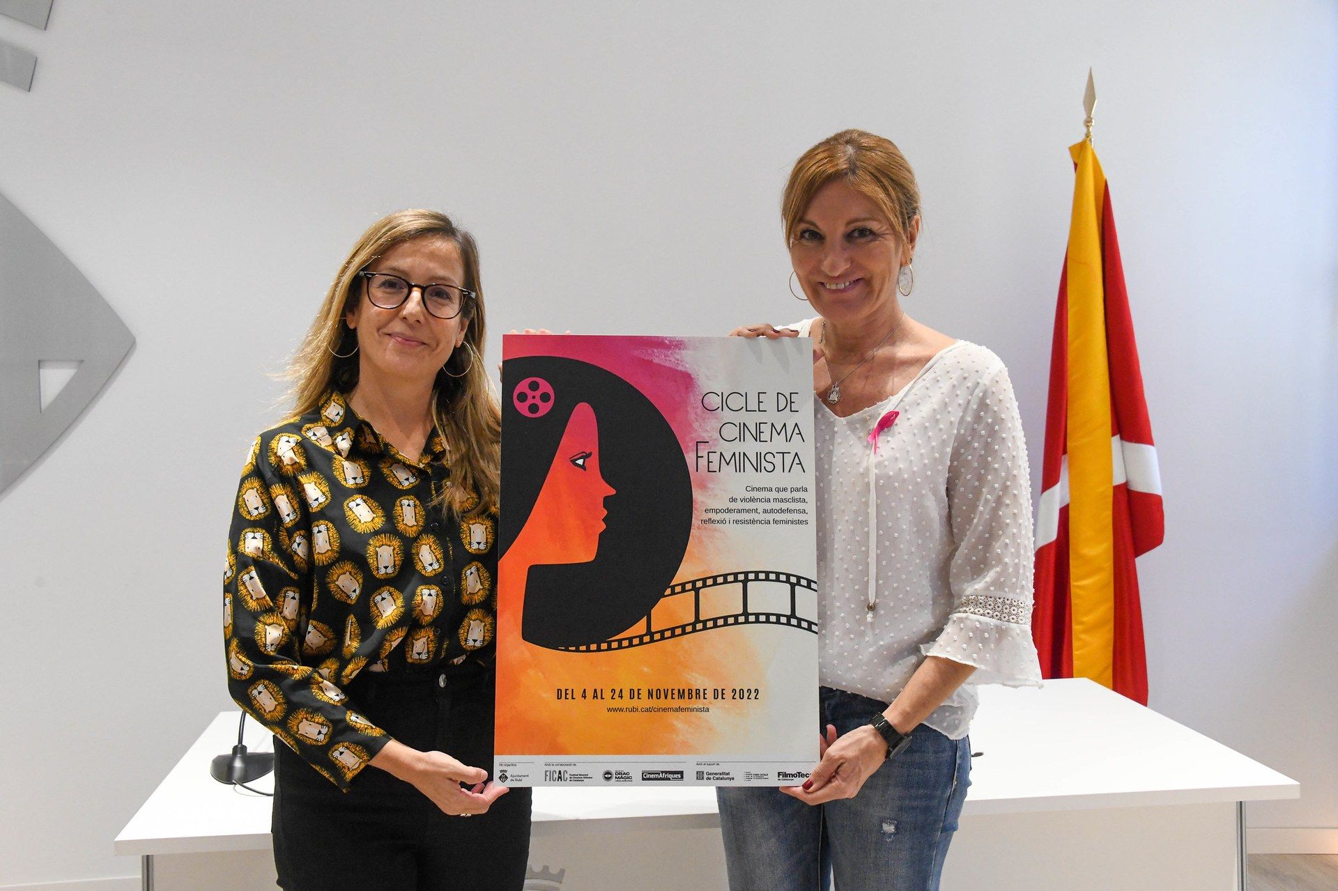 L’alcaldessa i la regidora d’Igualtat amb el cartell del cicle feminista. FOTO: Ajuntament de Rubí - Localpres