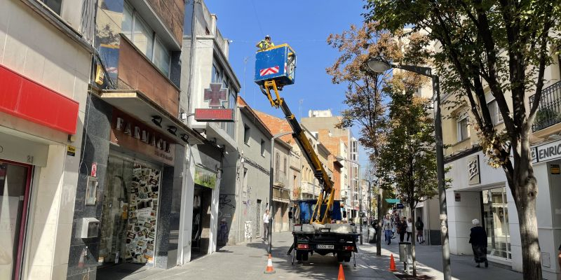 Operari col·locant els llums de Nadal al passeig Francesc Macià. FOTO: NHS