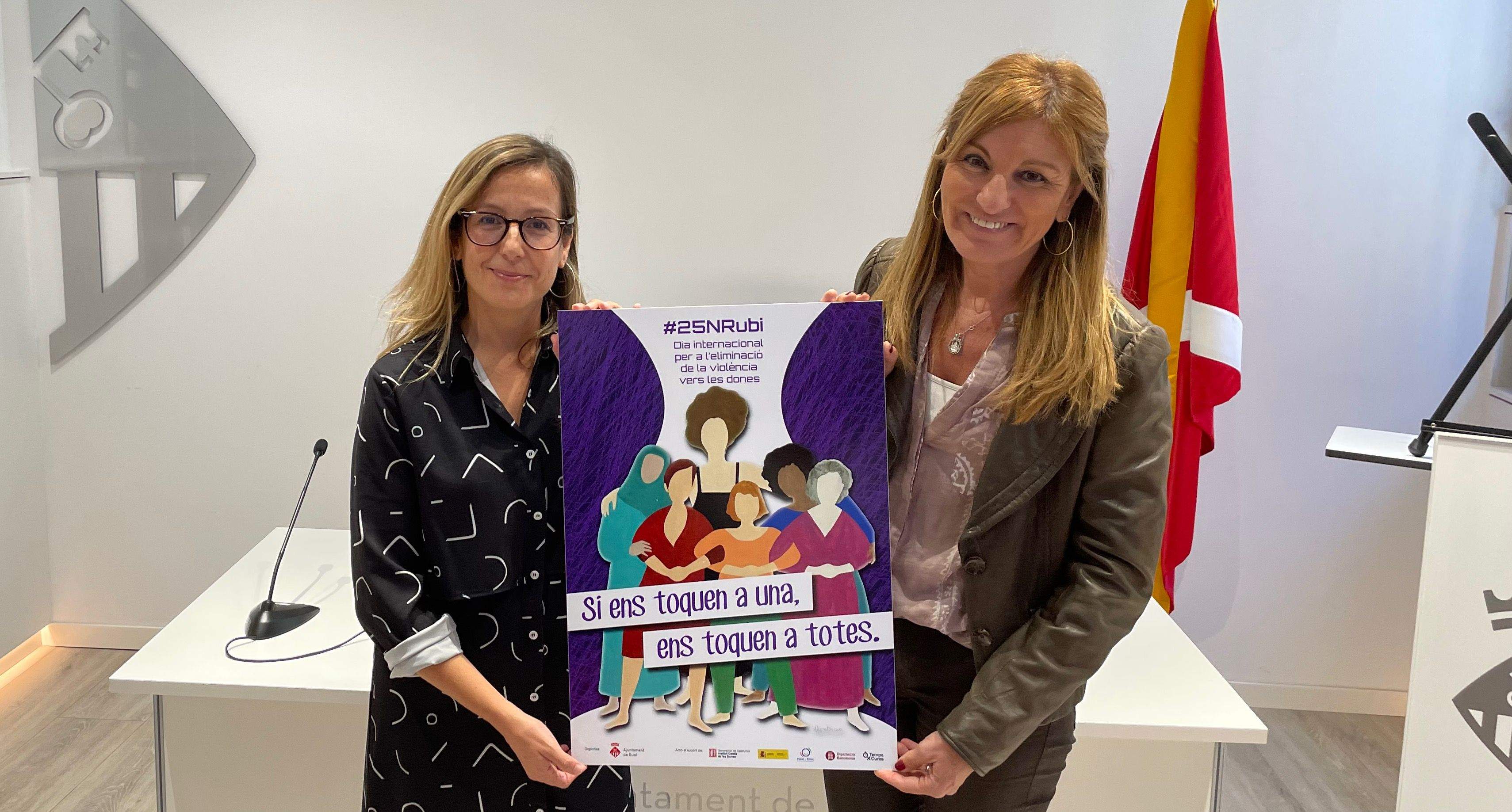 L'alcaldessa de Rubí i la regidora d'Igualtat, amb el cartell del 25N a Rubí. FOTO: NHS