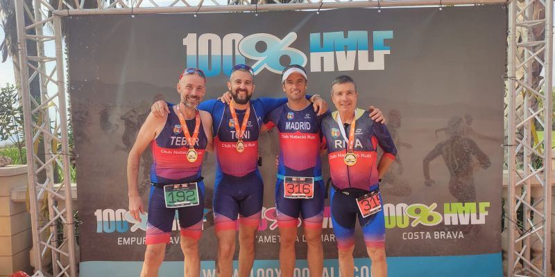 Els quatre esportistes que van representar el CN Rubí al triatló 100x100 Half-Aquabike de Sitges. FOTO: Cedida Els quatre esportistes que van representar el CN Rubí al triatló 100x100 Half-Aquabike de Sitges. FOTO: Cedida