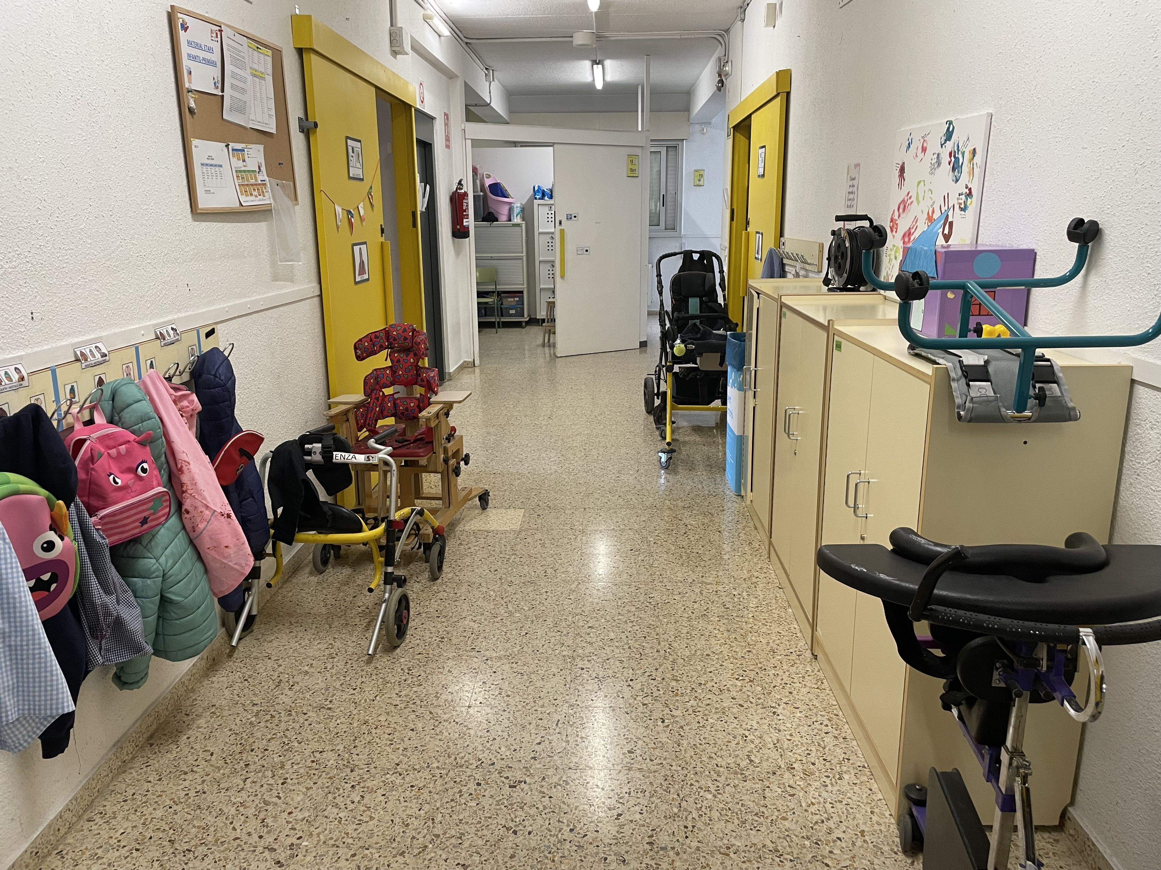 Un dels passadissos del centre d'educació especial de Ca n'Oriol amb els caminadors dels alumnes. FOTO: NHS