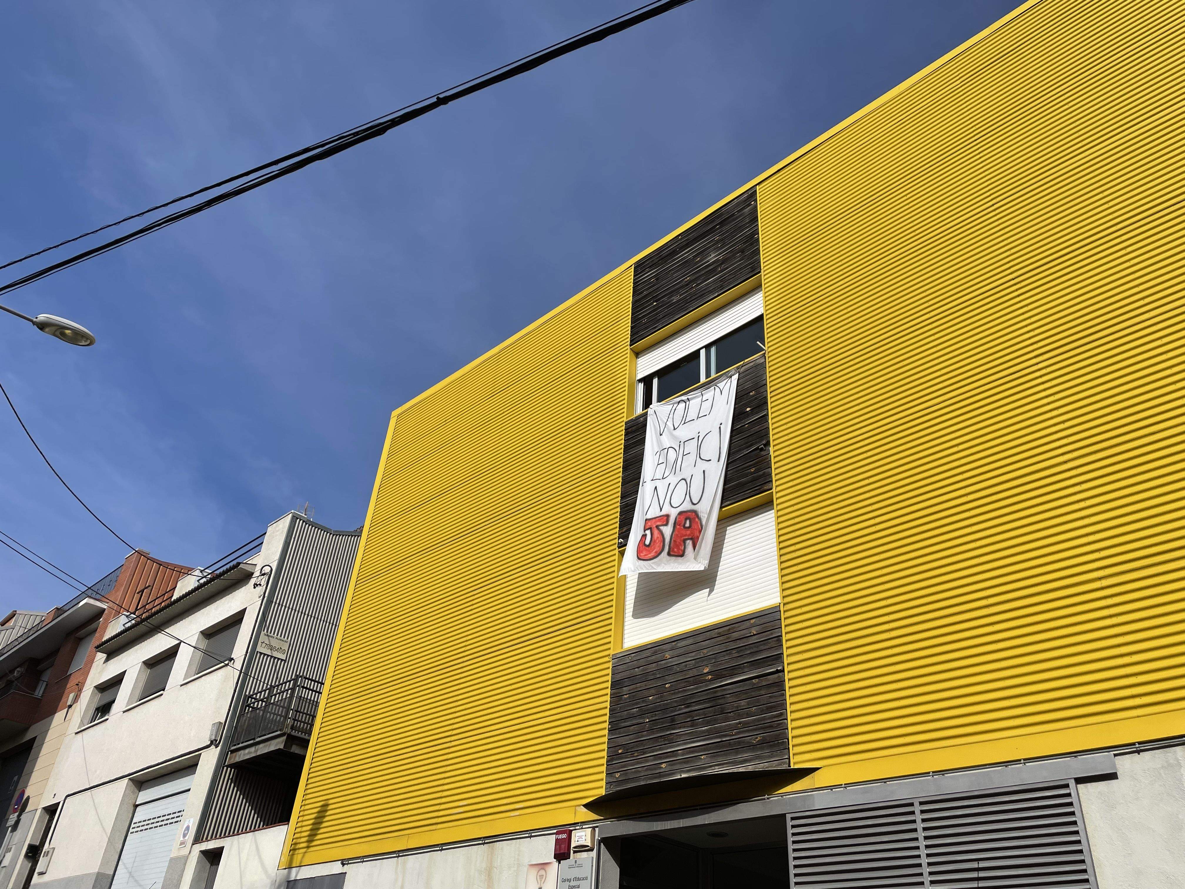 Pancarta al centre d'educació especial de Ca n'Oriol reclamant un nou edifici. FOTO: NHS