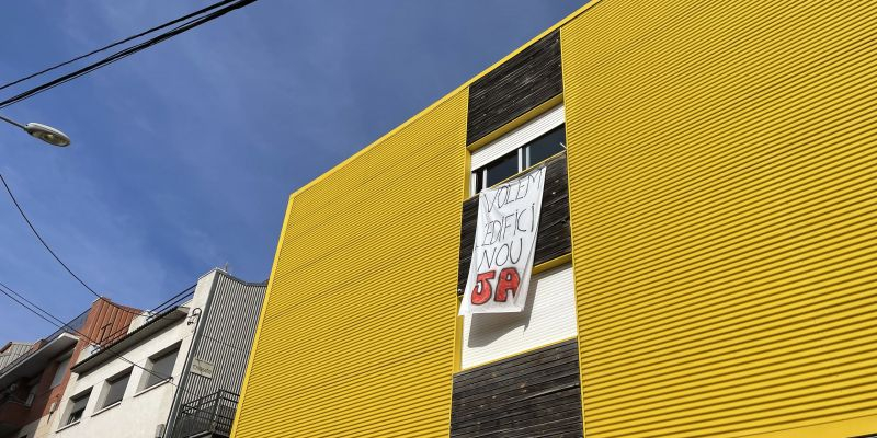 Pancarta al centre d'educació especial de Ca n'Oriol reclamant un nou edifici. FOTO: NHS