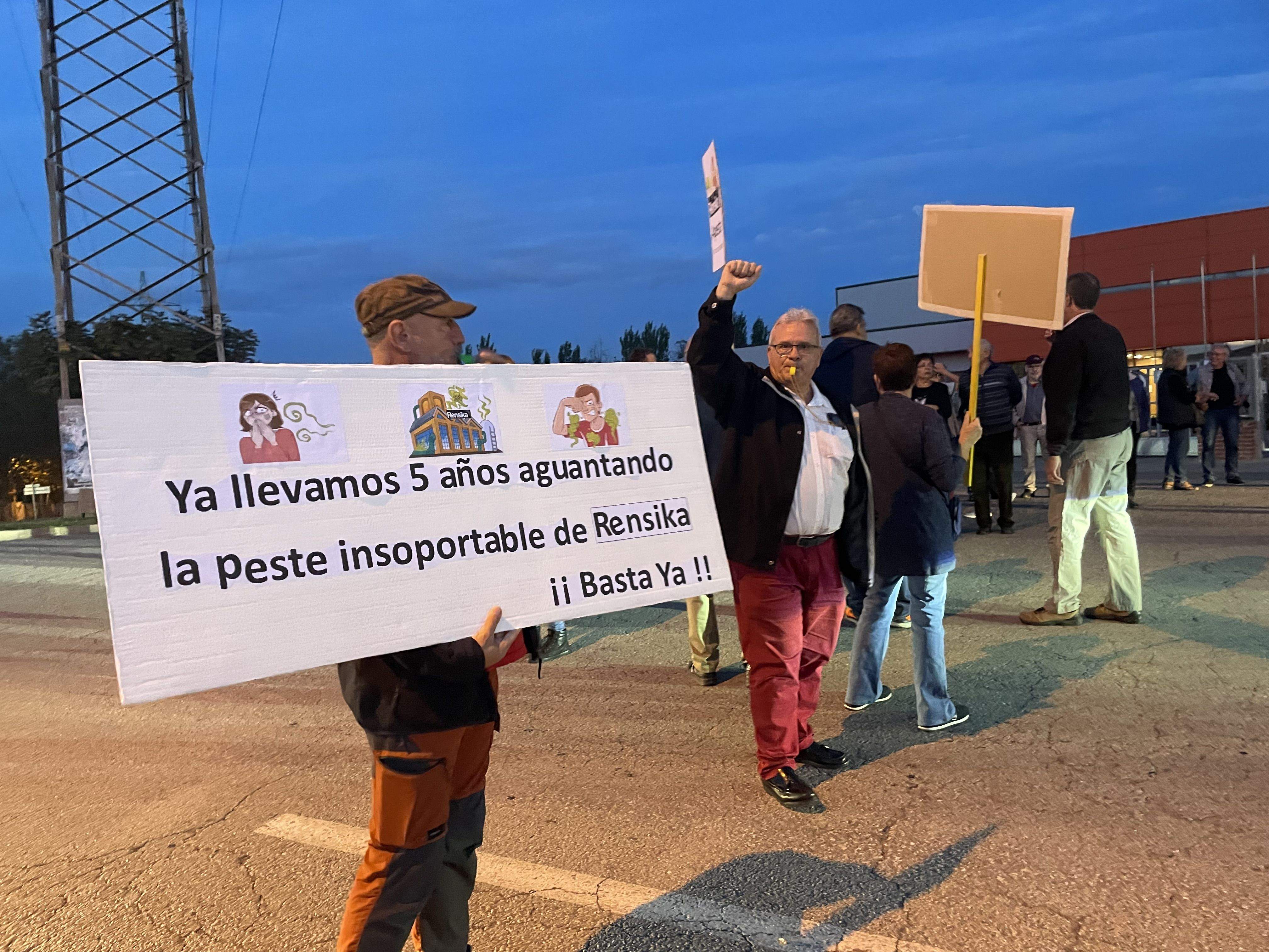 Els veïns s'han manifestat amb pancartes amb referències a Rensika i han tallat el trànsit a l'avinguda de Can Sucarrats. FOTO: NHS Els veïns s'han manifestat amb pancartes amb referències a Rensika i han tallat el trànsit a l'avinguda de Can Sucarrats. FOTO: NHS