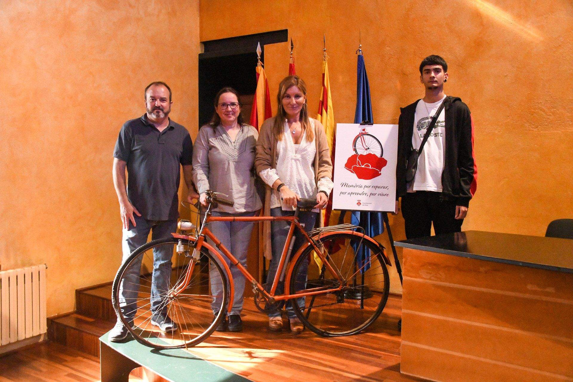 L’alcaldessa amb la regidora de memòria històrica, el director d’edRa i l’alumne Javier Viaplana. FOTO: Ajuntament de Rubí – Localpres