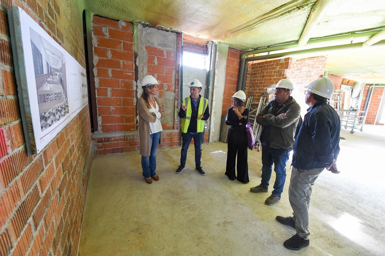 L'alcaldessa de Rubí i la regidora d'Habitatge han visitat les obres del carrer Belchite aquest dimecres. FOTO: Ajuntament de Rubí – Localpres