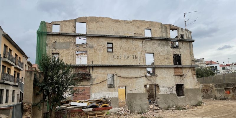 Restes de la façana de Cal Met Lleó amb el rellotge de sol. FOTO: NHS