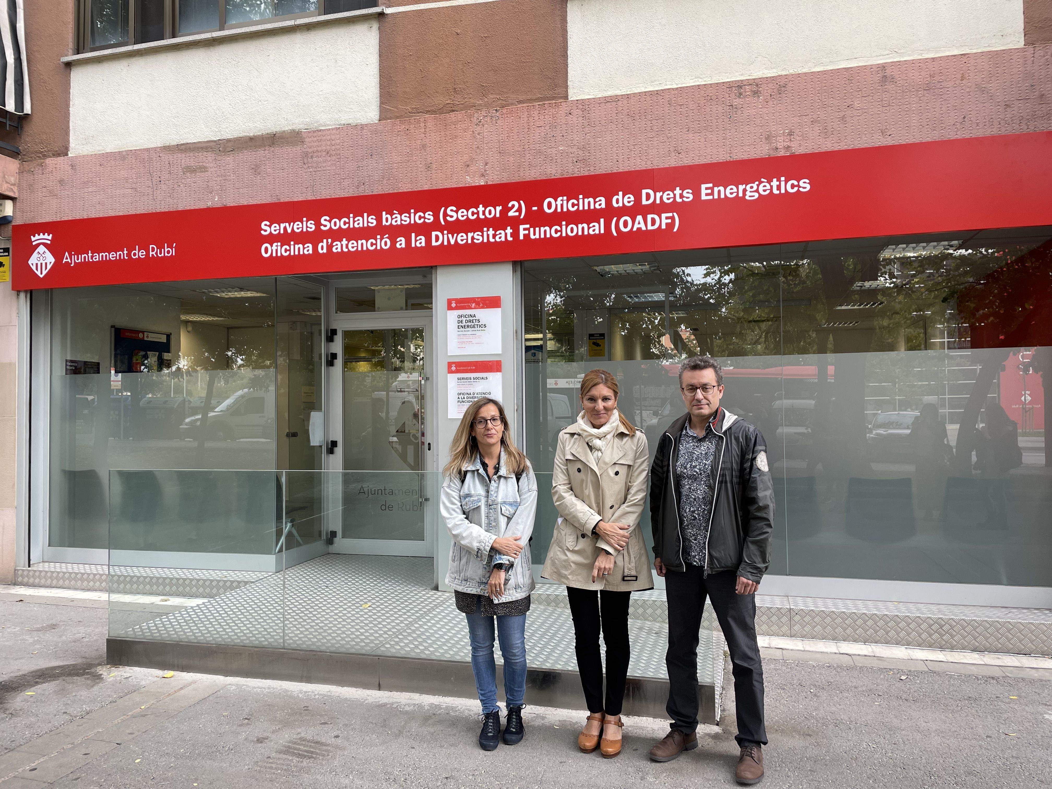 La regidora de serveis socials, l'alcaldessa de Rubí i el regidor de Medi Ambient, davant la nova oficina de drets energètics de Rubí. FOTO: NHS 