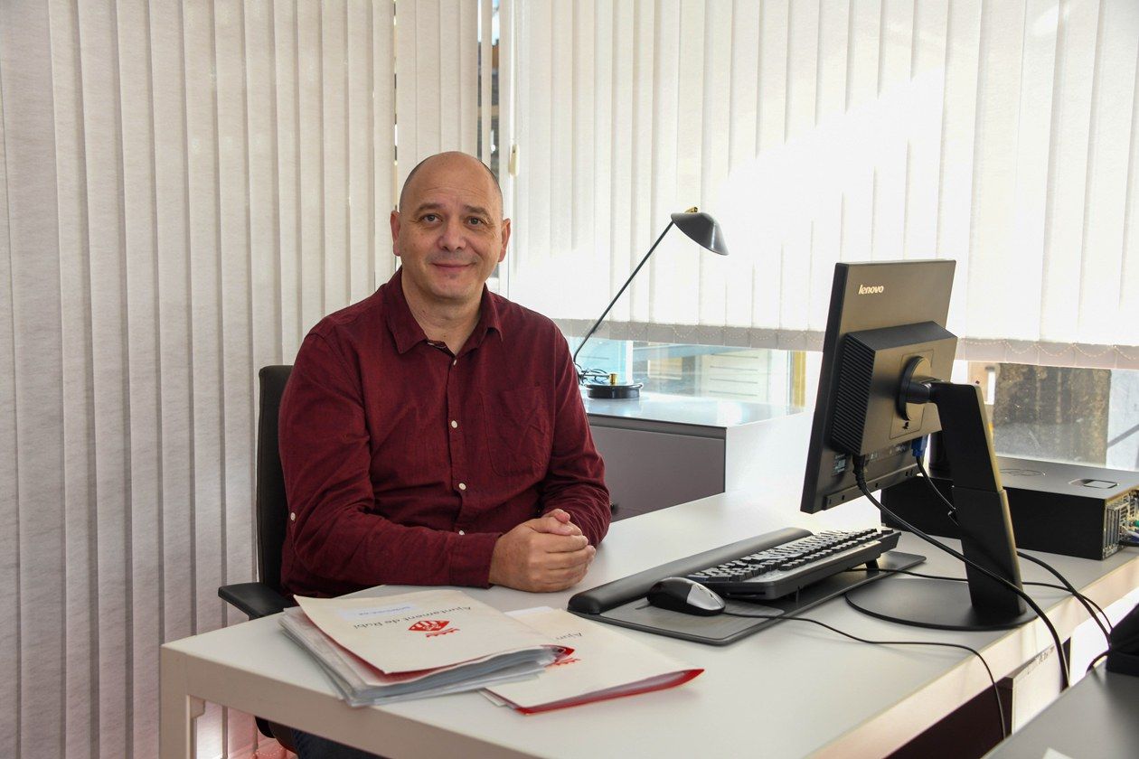 Carles Aluju, el nou Síndic, des del seu despatx a la Biblioteca. FOTO: Ajuntament de Rubí – Localpres