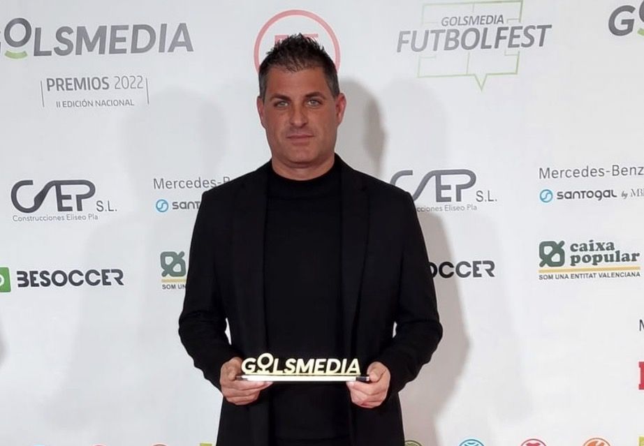 Oliver Ballabriga, guardonat com el millor entrenador de futbol de tercera federació del grup cinquè. FOTO: Twitter 