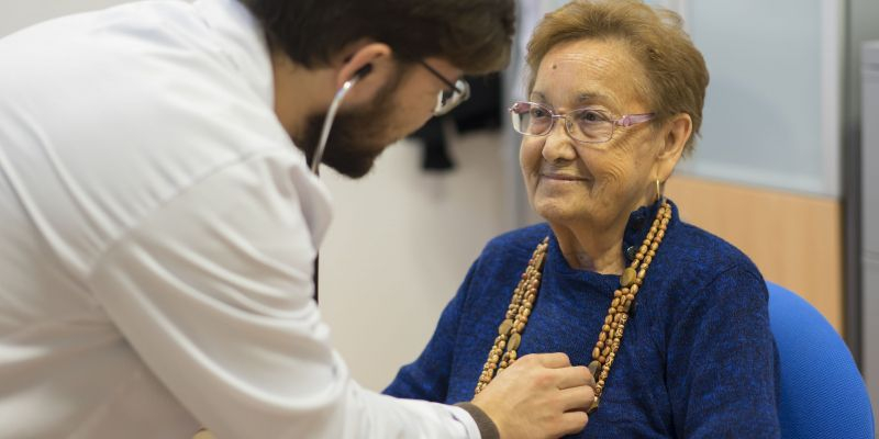 Doctor atenent a una de les residents del centre. FOTO: Cedida