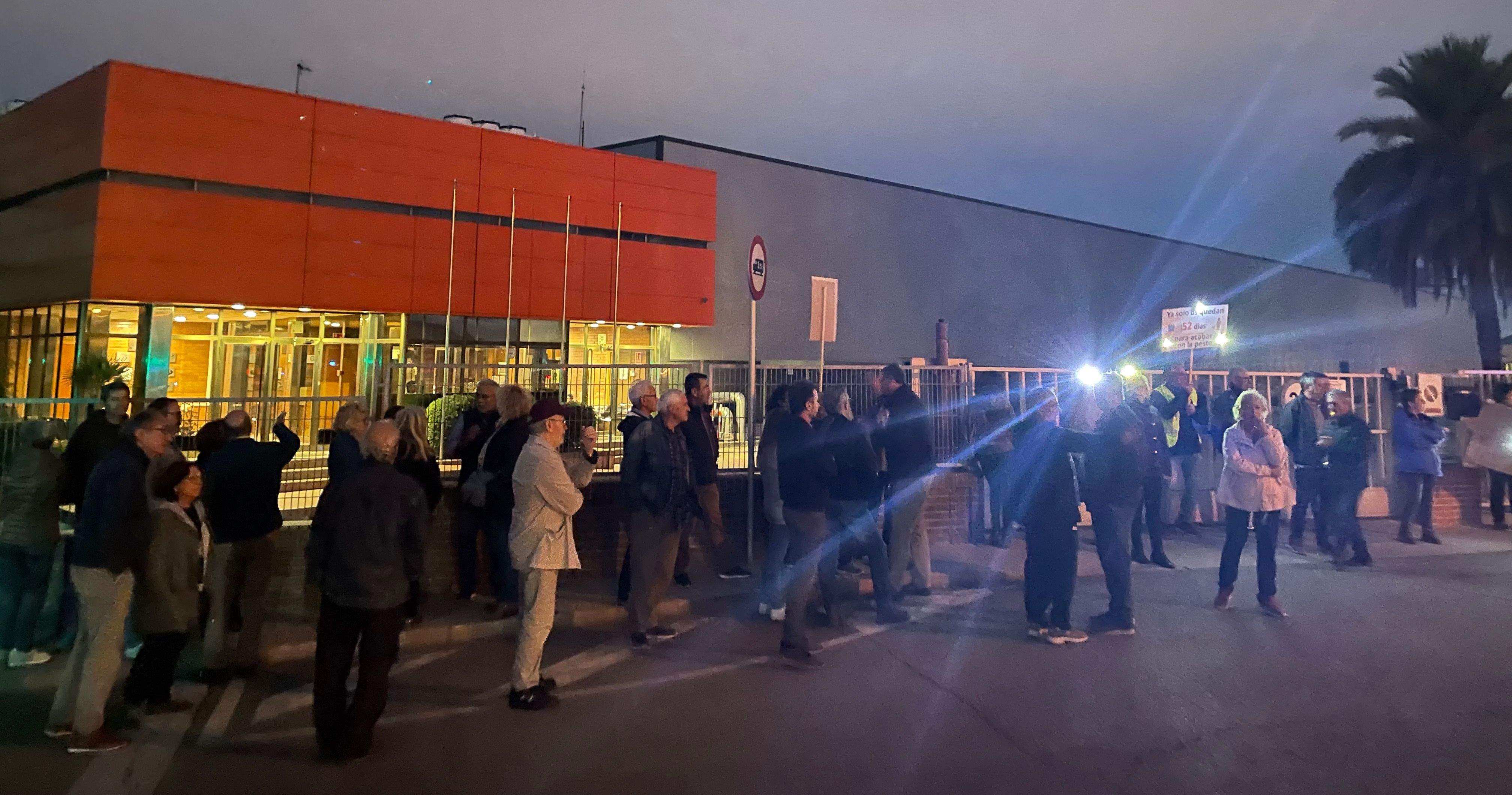 Tercera protesta dels veïns davant la fàbrica Rensika per les pudors que emanen de la planta. FOTO: NHS Tercera protesta dels veïns davant la fàbrica Rensika per les pudors que emanen de la planta. FOTO: NHS