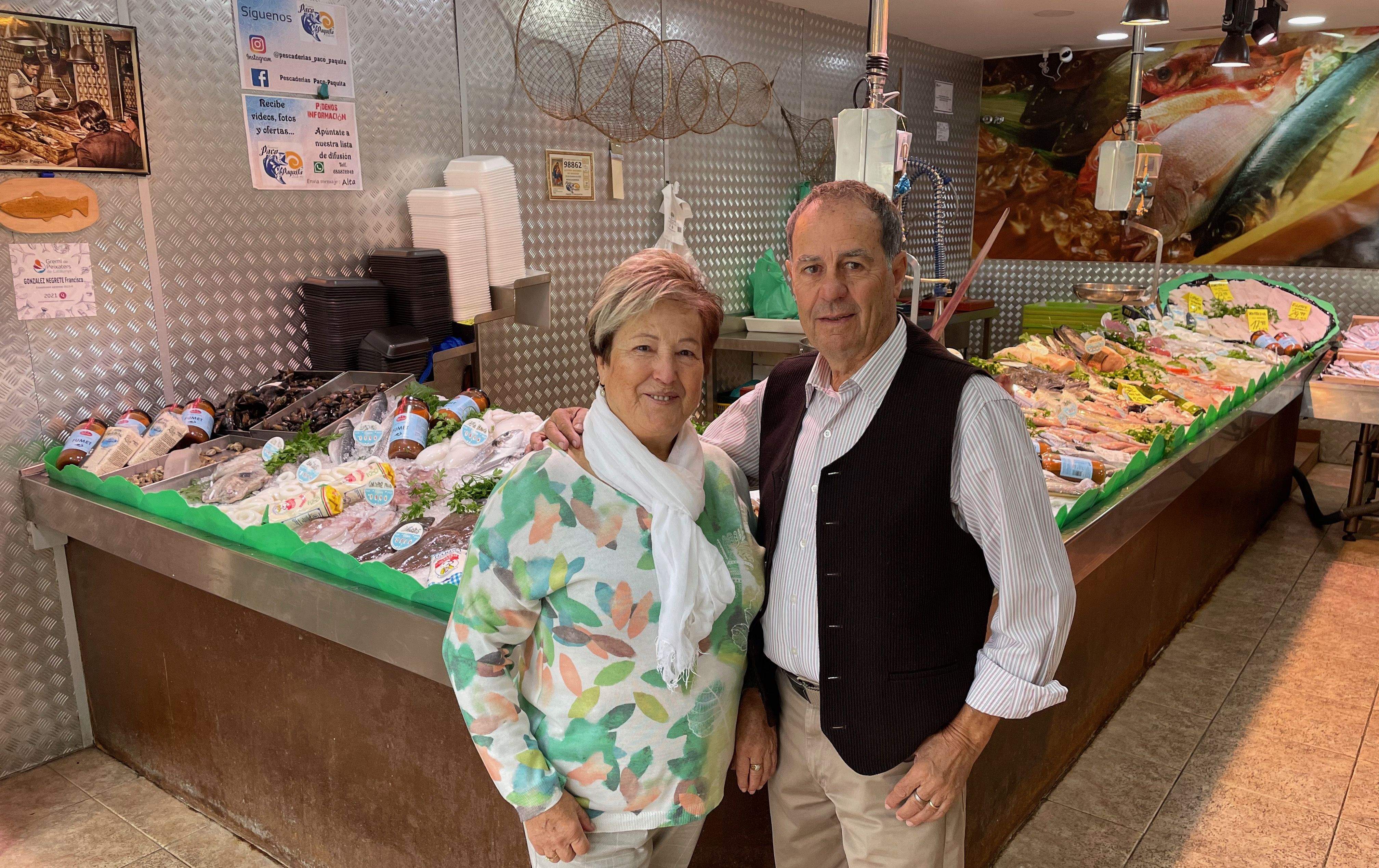 El Paco i la Paquita, a la peixateria que van obrir en el 1972 a Rubí. FOTO: NHS El Paco i la Paquita, a la peixateria que van obrir en el 1972 a Rubí. FOTO: NHS