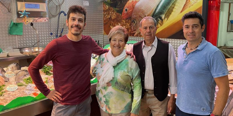 El Paco i la Paquita amb els seus dos fills, el Javi i el Isaac, que ara estan al capdavant del negoci familiar, amb dues peixateries a la ciutat. FOTO: NHS