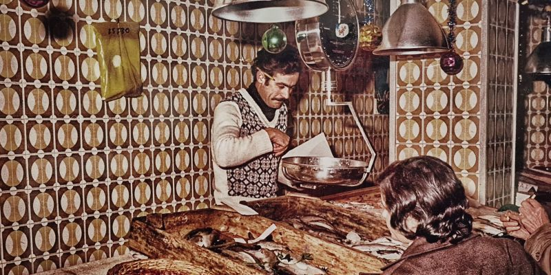 El Paco a la peixateria en el 1972. FOTO: Cedida