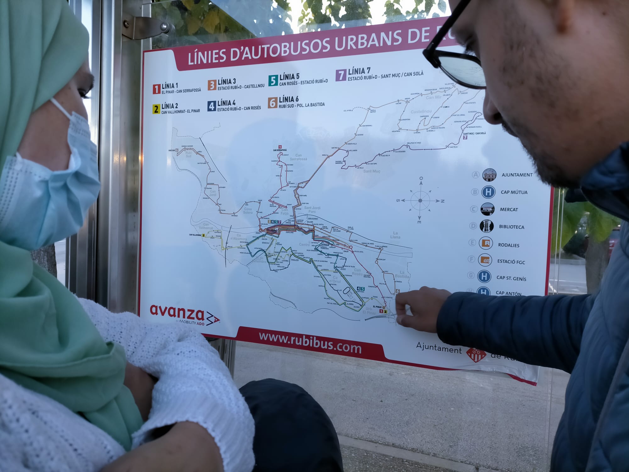 Ivan Vila al barri del Pinar observant les parades de la línia L4 del bus urbà. FOTO: Cedida Ivan Vila al barri del Pinar observant les parades de la línia L4 del bus urbà. FOTO: Cedida
