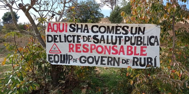 Pancartes de protesta en contra de la gestió dels residus. FOTO: J. Multa