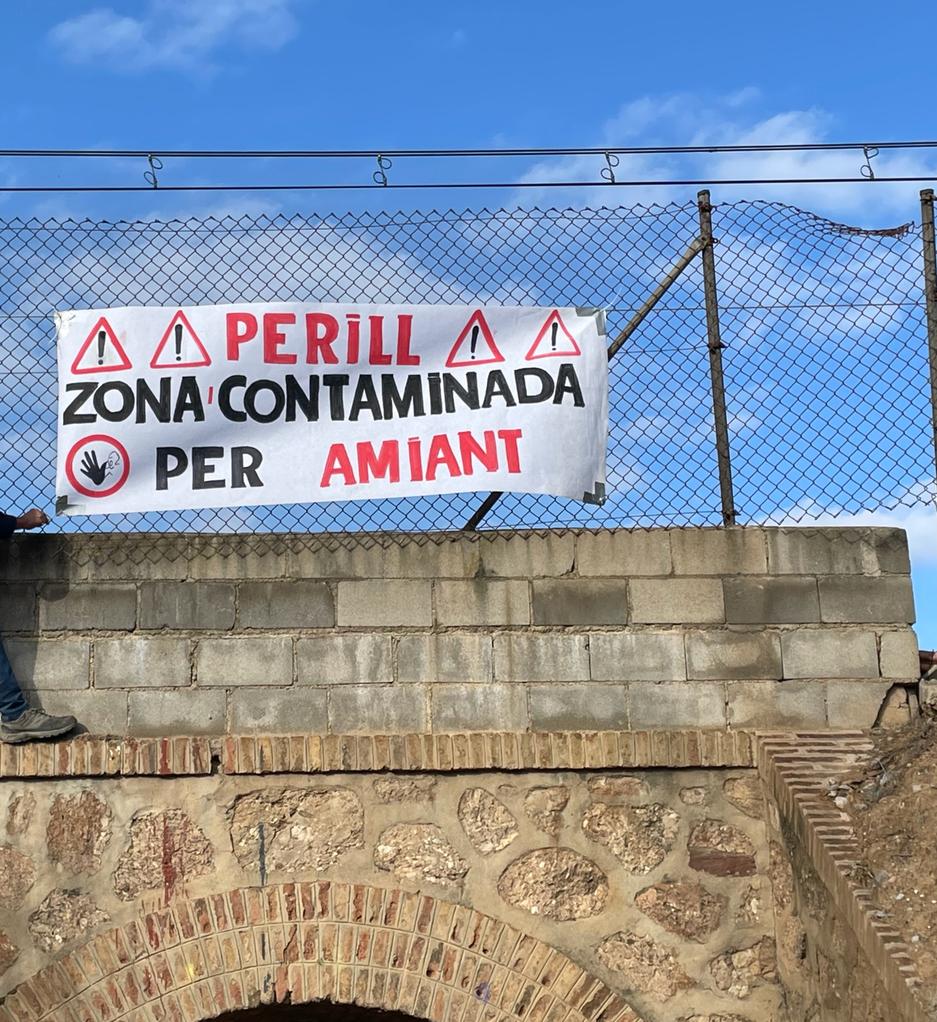 Pancarta de protesta per la contaminació del sòl. FOTO: Estela Luengo