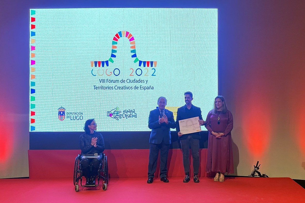 El regidor Moisés Rodríguez Cantón, recollint el reconeixement. FOTO: Ajuntament de Rubí