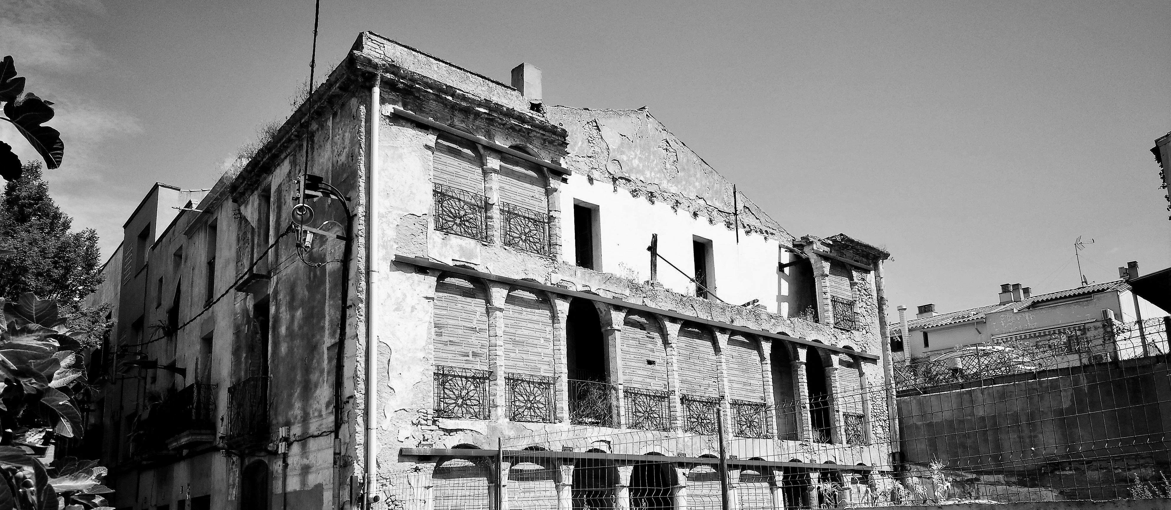 Article d'opinió sobre el patrimoni. A la imatge, l'edifici de Can Llonc de Rubí. FOTO: Arxiu 