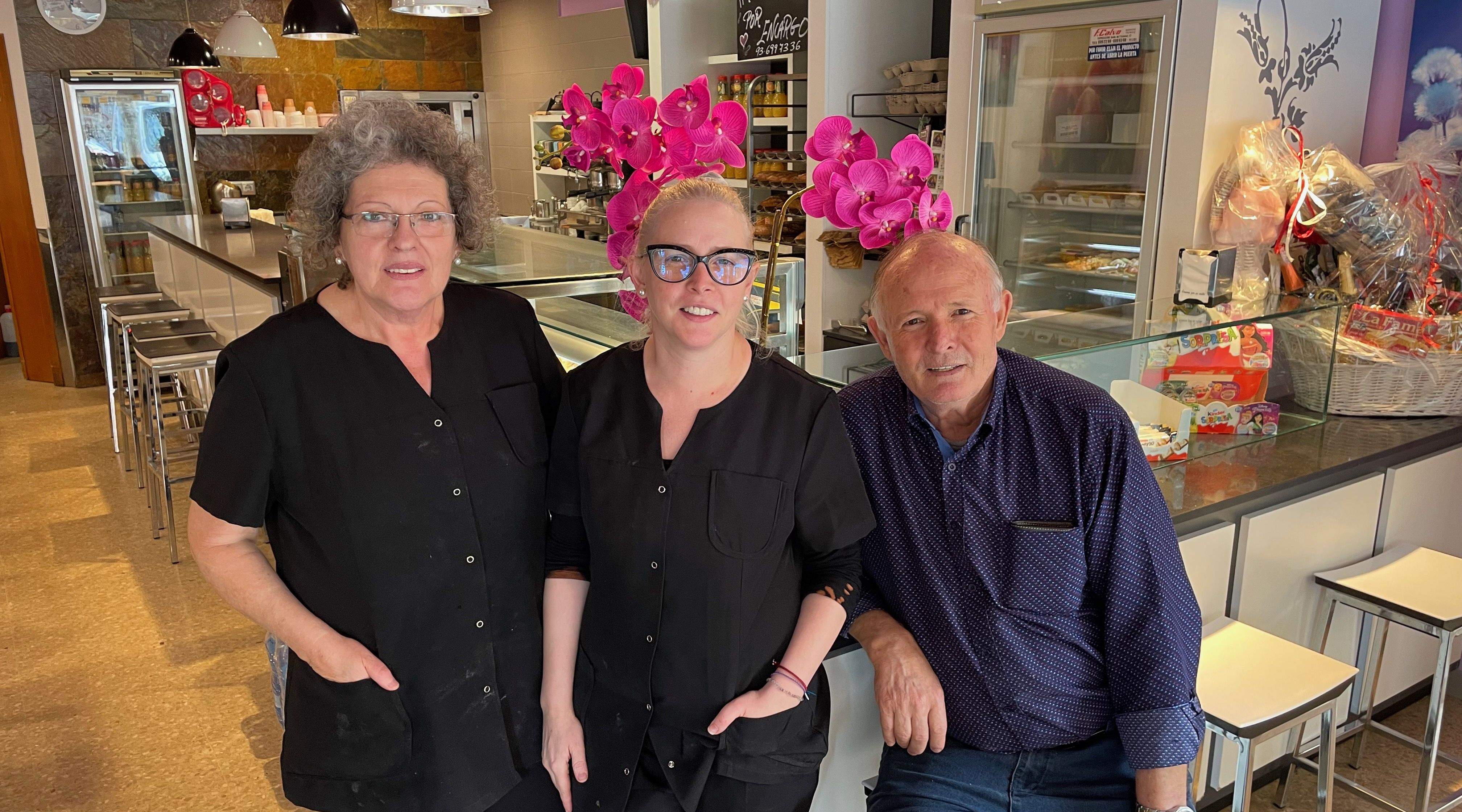 La Susana amb els seus pares, a la cafeteria i forn de pa Can Xercavins. FOTO: NHS