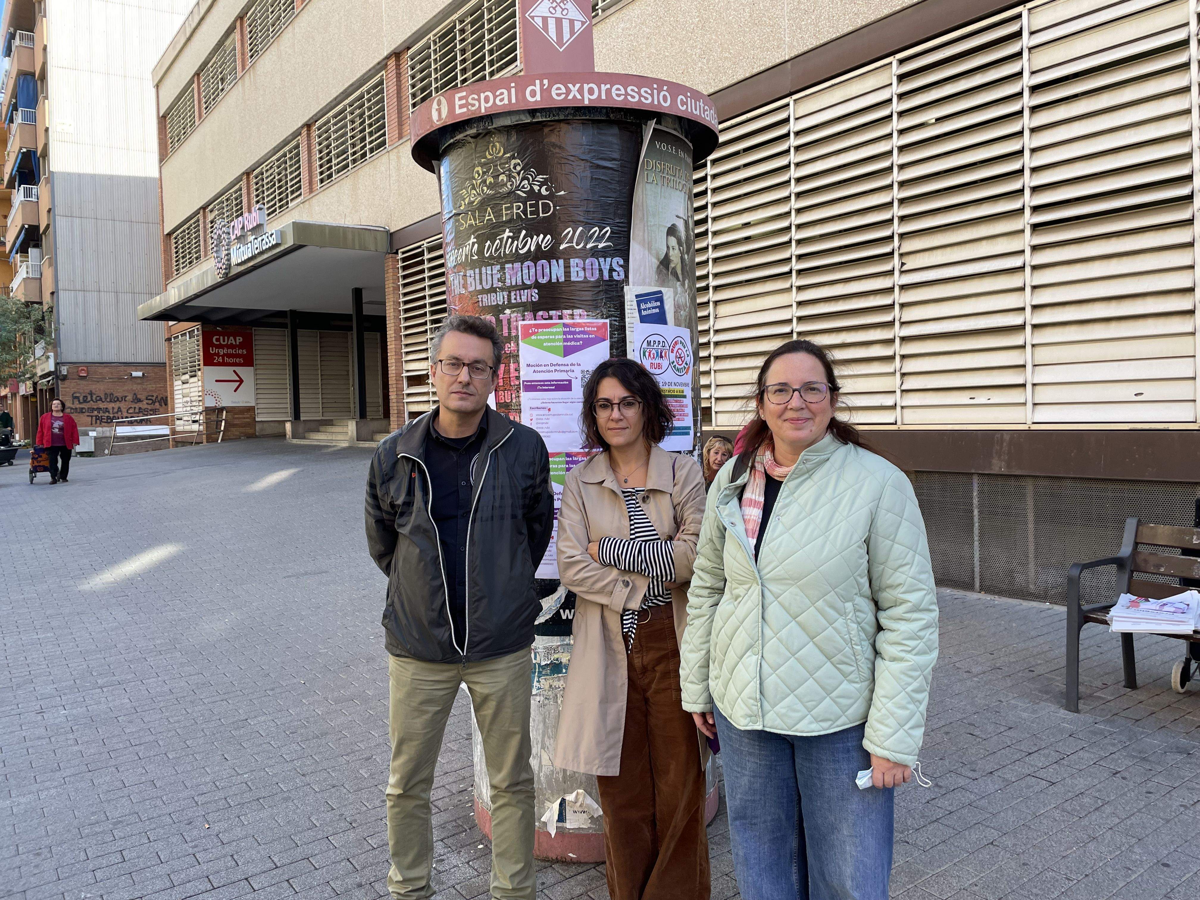 Andrés Medrano, Ànnia García i Elena Montesinos, durant la presentació de la moció sobre l'atenció primària. FOTO: NHS