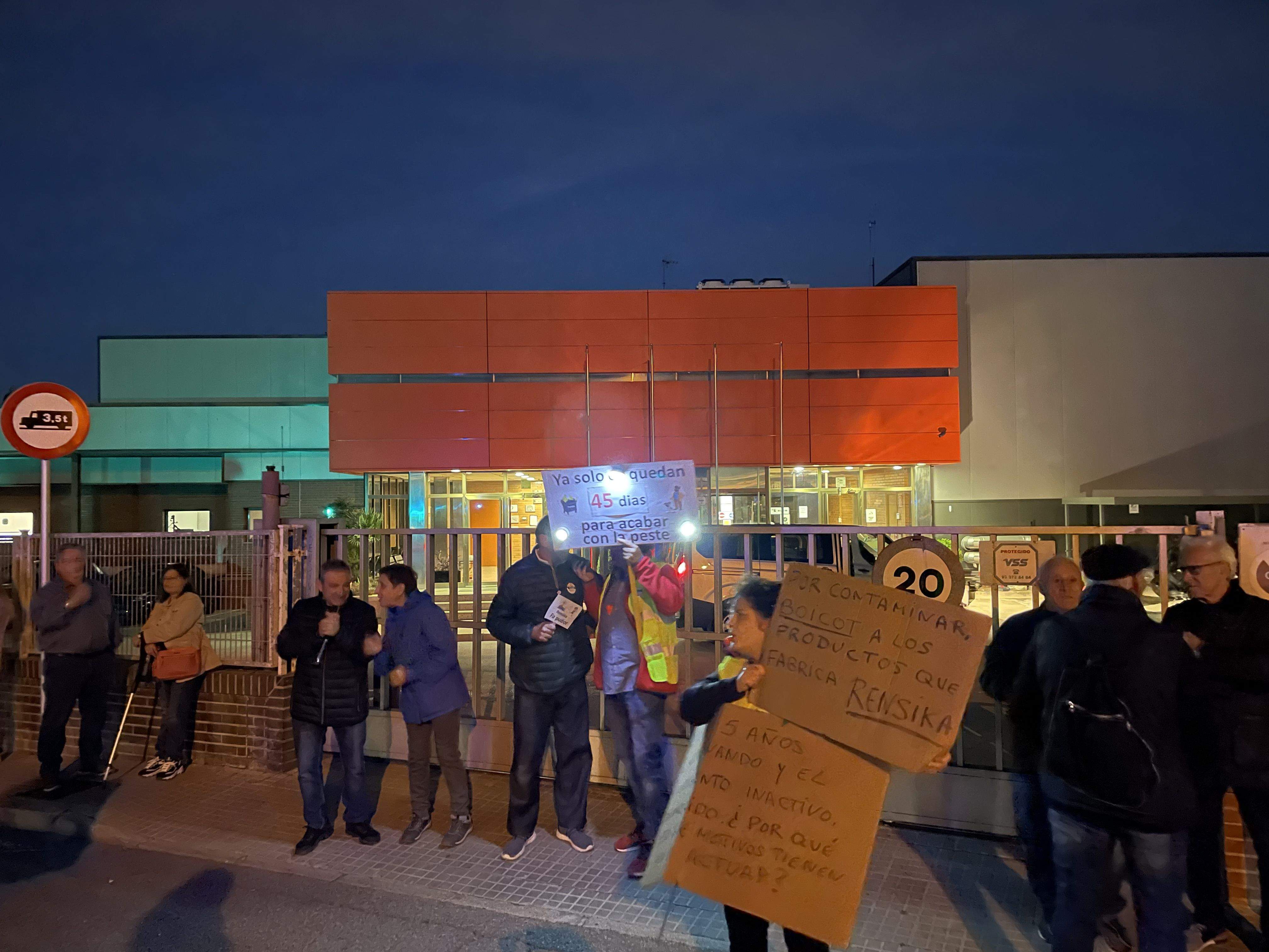Veïns afectats pels episodis de males olors que emanen de la planta Rensika, aquest dimecres davant la planta. FOTO: NHS