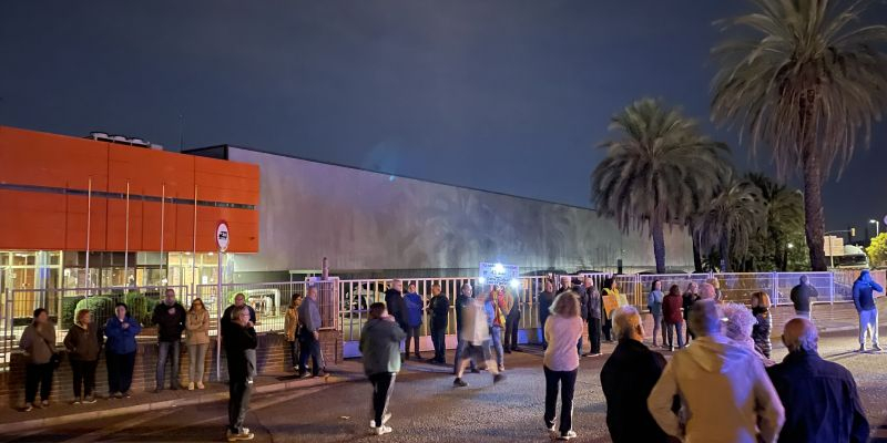 Persones concentrades per les pudors a l'avinguda Can Fatjó amb Can Sucarrats. FOTO: NHS