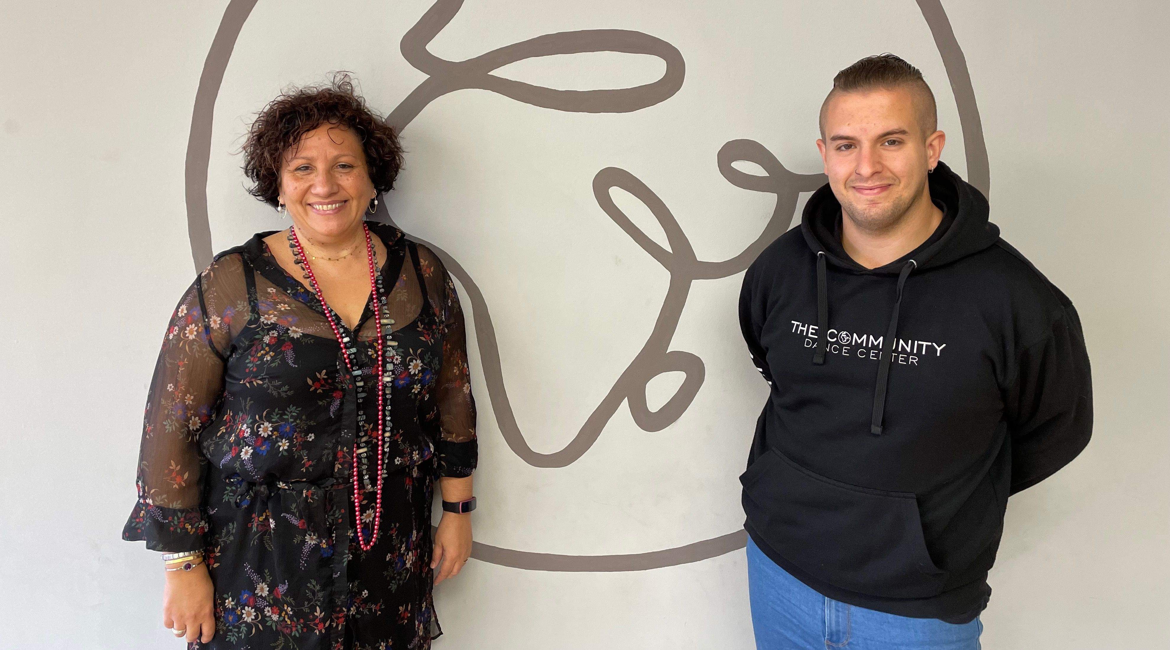 La Imma, presidenta de la junta directiva de l'associació, i el Nano, ànima de l'associació The Community Dance Center, juntament amb la Sandra. FOTO: NHS  La Imma, presidenta de la junta directiva de l'associació, i el Nano, ànima de l'associació The Community Dance Center, juntament amb la Sandra. FOTO: NHS