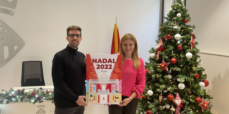 L'alcaldessa i el regidor de Cultura, amb el cartell de Nadal 2022-23 de Rubí. FOTO: NHS