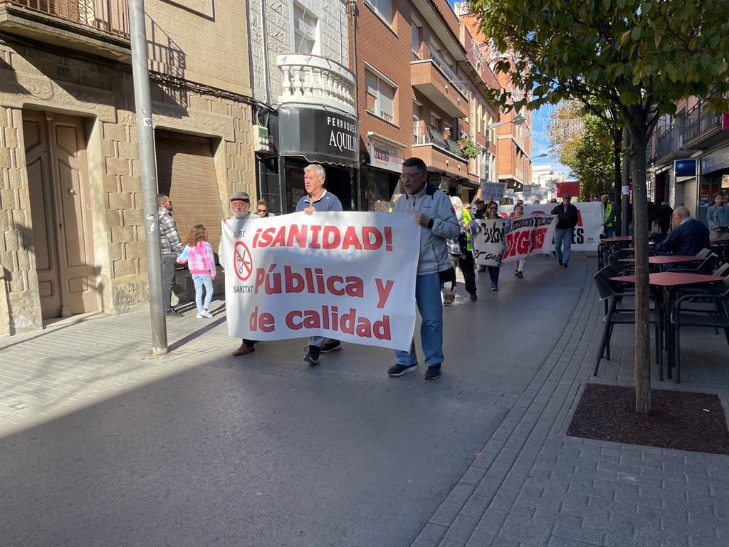 El moviment pensionista i Rubí Sanitat a l'illa de vianants. FOTO: Estela Luengo