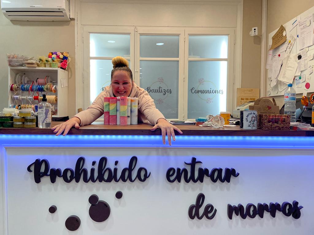 L'Andrea Gutiérrez, del Sexto Sentido, a la seva botiga d'aromes. FOTO: Estela Luengo