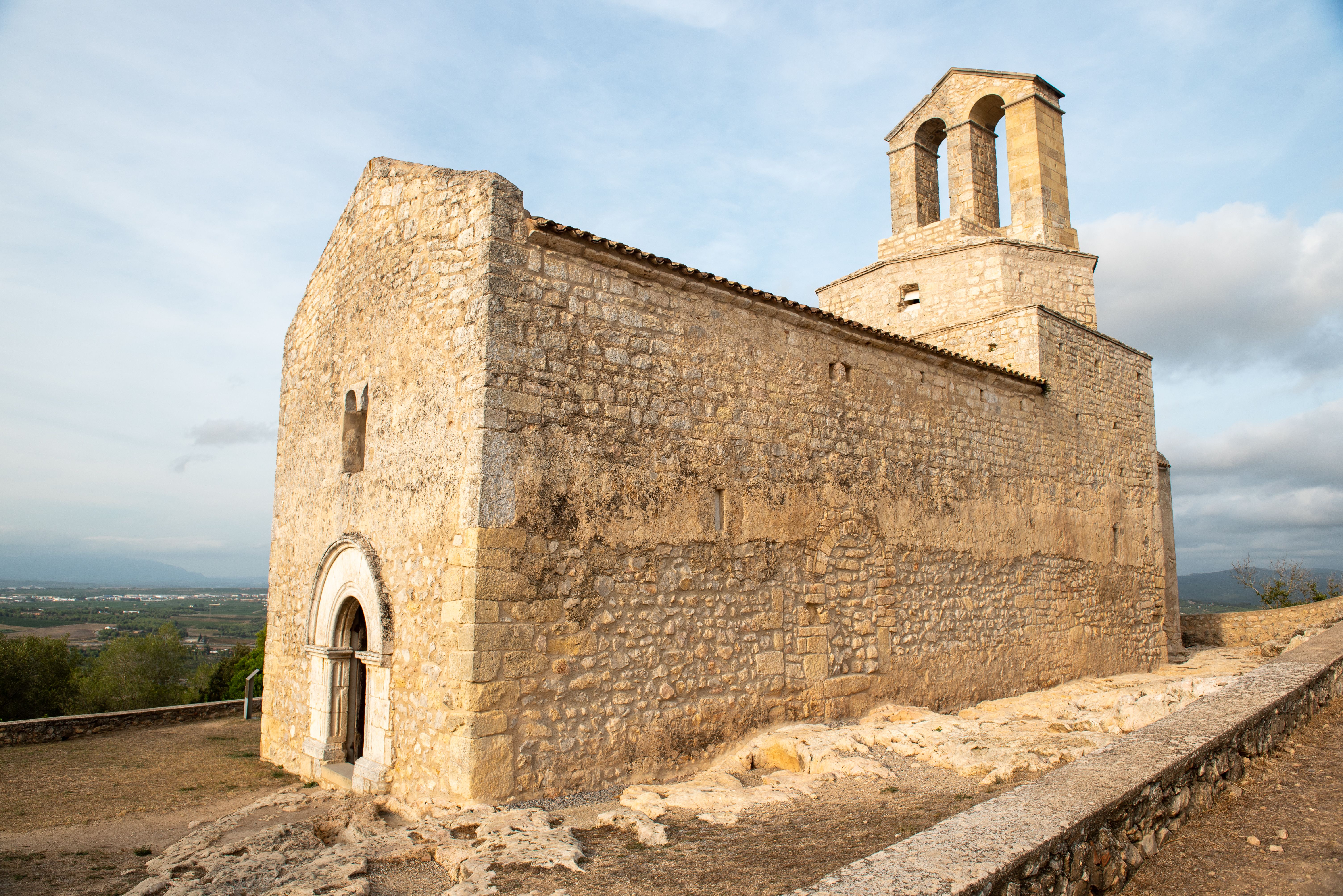 Església de Sant Miquel al Parc d’Olèrdola. FOTO: Shutterstock