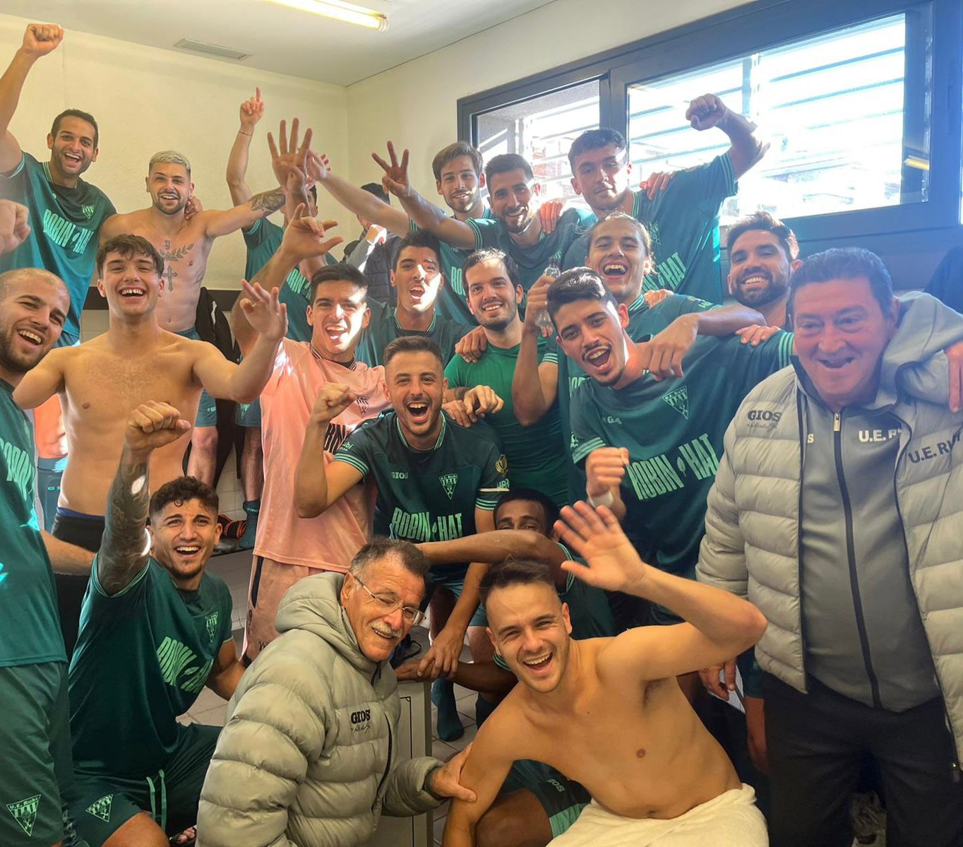 El primer equip de la UE Rubí celebra la victòria davant del Sabadell B. FOTO: Cedida El primer equip de la UE Rubí celebra la victòria davant del Sabadell B. FOTO: Cedida