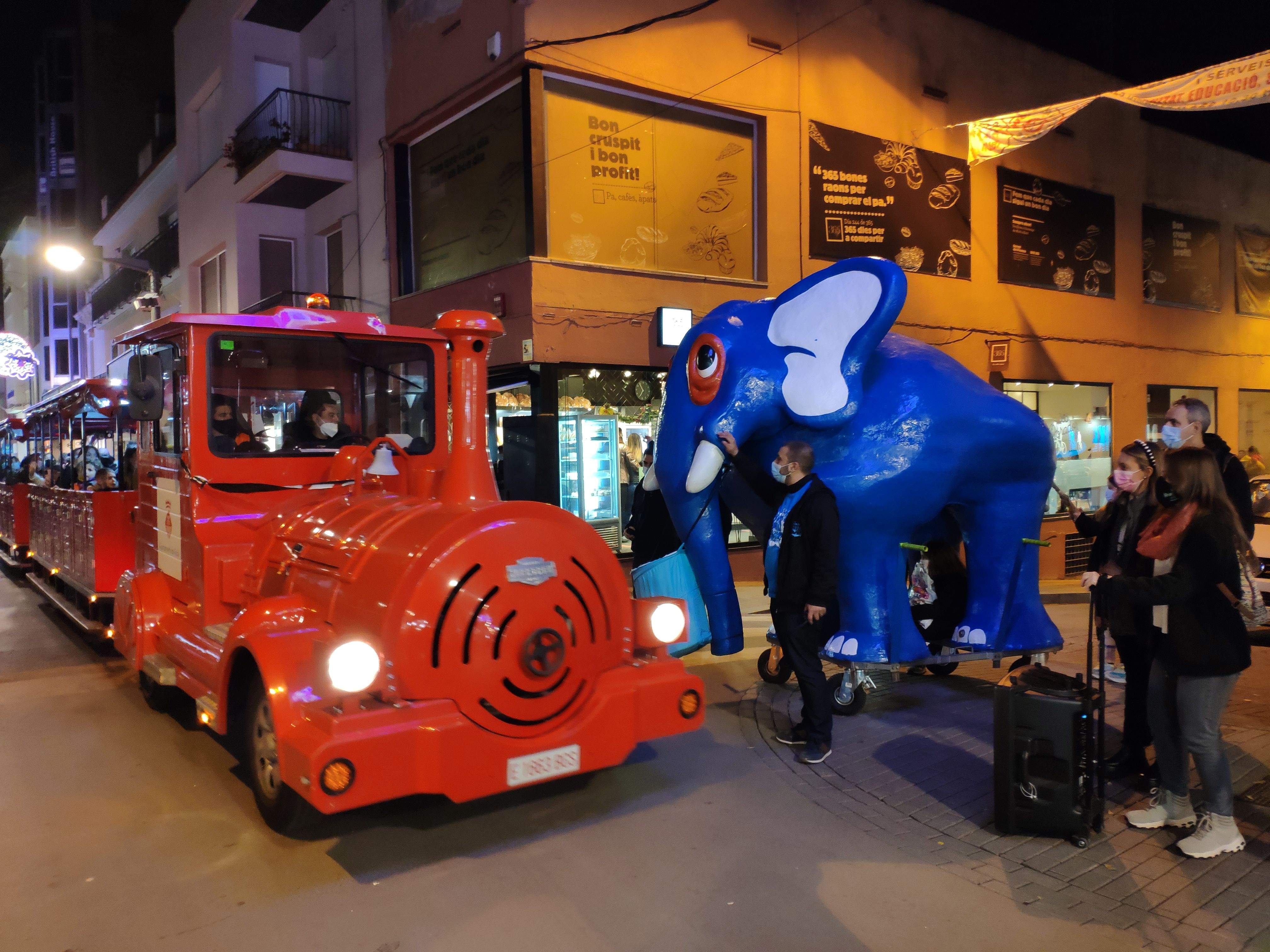 El Trenet dels Comerciants coincideix durant el seu recorregut amb el Bòjum, de Les Anades d’Olla. FONT  Cedida