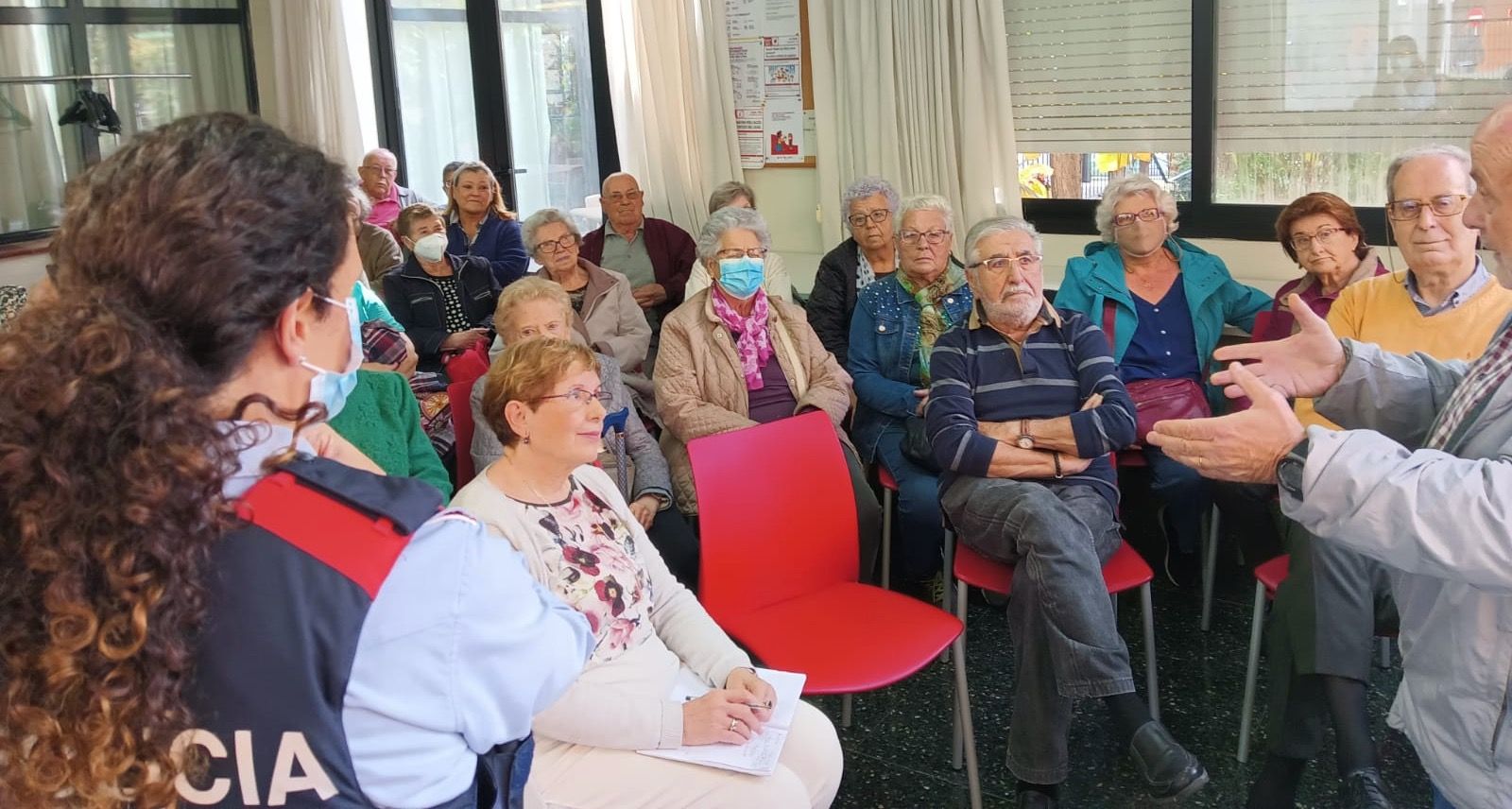 Moment d'una xerrada realitzada pel Consell Consultiu de la Gent Gran de Rubí amb la supervisió dels agents de Mossos d’Esquadra de la ciutat. FOTO: Cedida