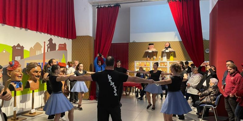 La colla de l'Escola de Sardanes Flor de Neu a l'acte d'inauguració. FOTO: Estela Luengo