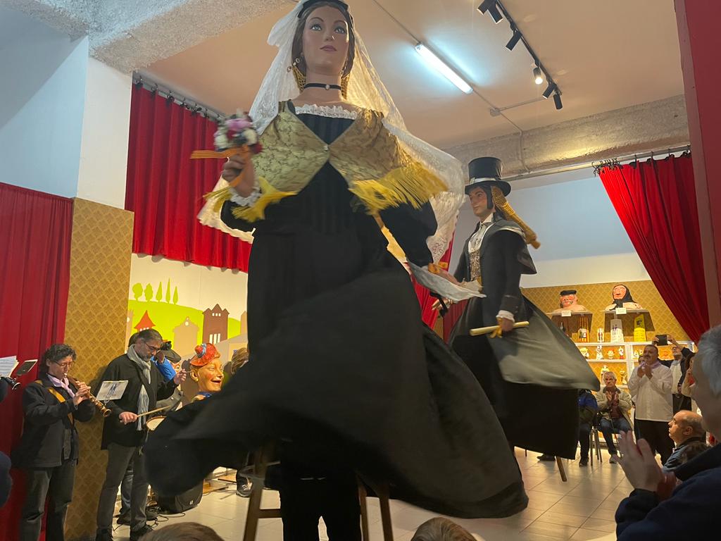 Els gegants Roc i Paula fent el seu ball en la inauguració del seu nou local. FOTO: Estela Luengo