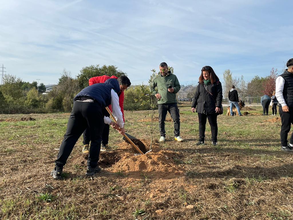Plantada d'arbres amb motiu de la 22a edició del dia de l'arbre autòcton. FOTO: Estela Luengo Plantada d'arbres amb motiu de la 22a edició del dia de l'arbre autòcton. FOTO: Estela Luengo