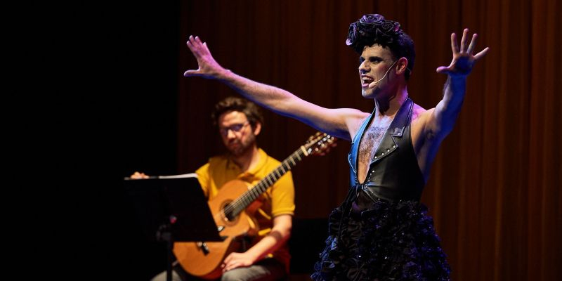 Joan Vázquez representa Ocaña a l'escenari i està acompanyat de la guitarra de Marc Sambola. FOTO: Cedida