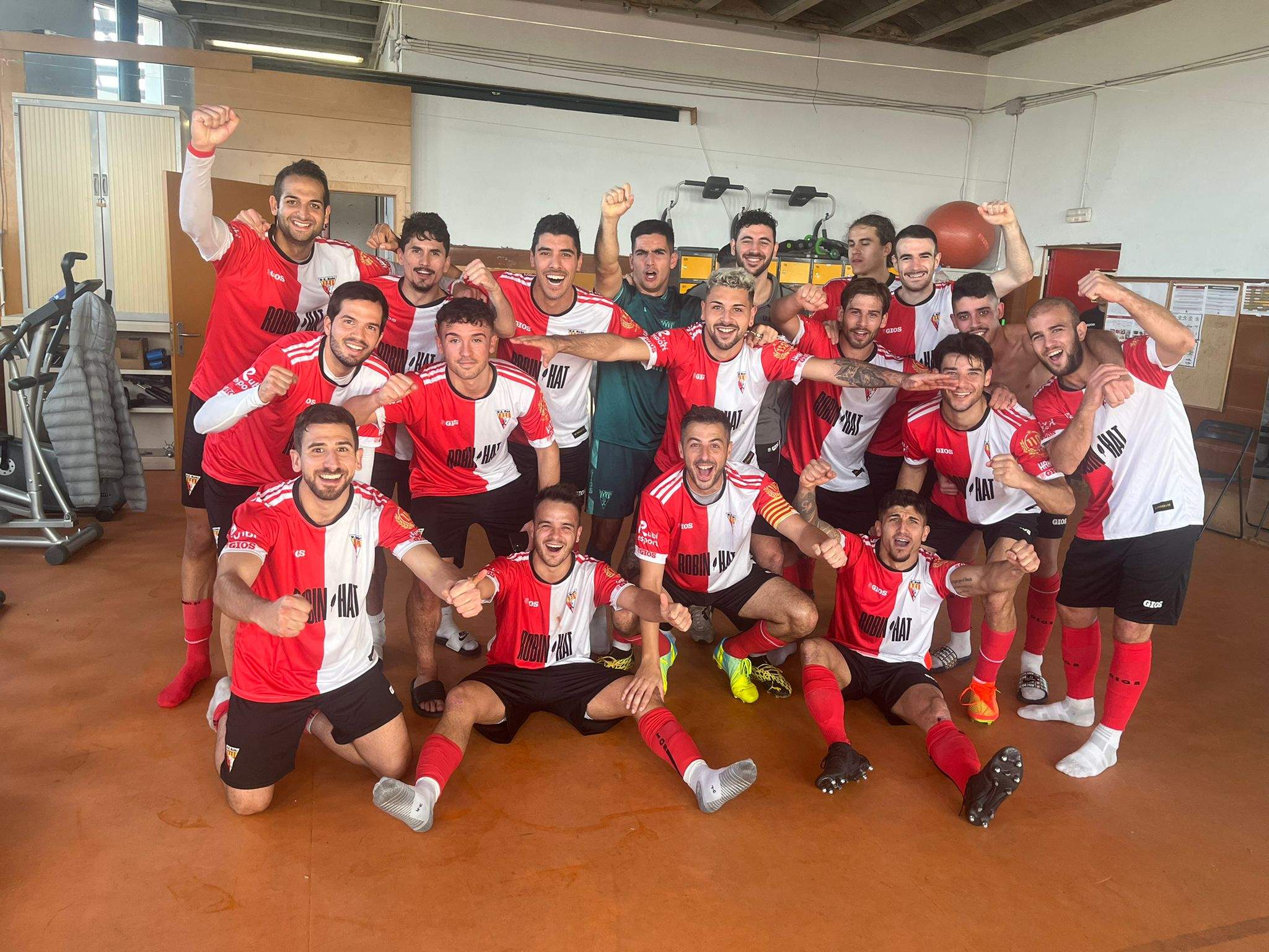 El primer equip de la UE Rubí celebrant la seva nova victòria. FOTO: Cedida