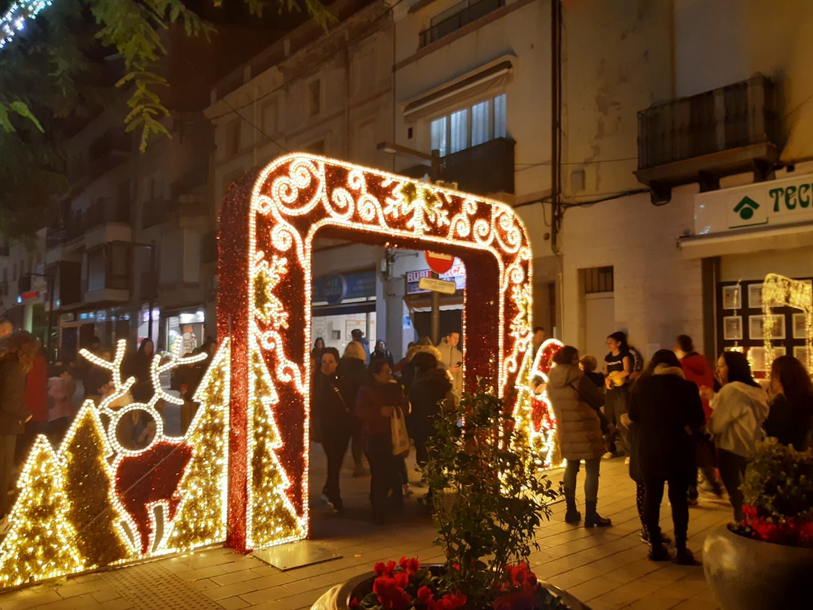 Carrer Maximí Fornés decorat per Nadal. FOTO: Andrea Sánchez Esteban Carrer Maximí Fornés decorat per Nadal. FOTO: Andrea Sánchez Esteban