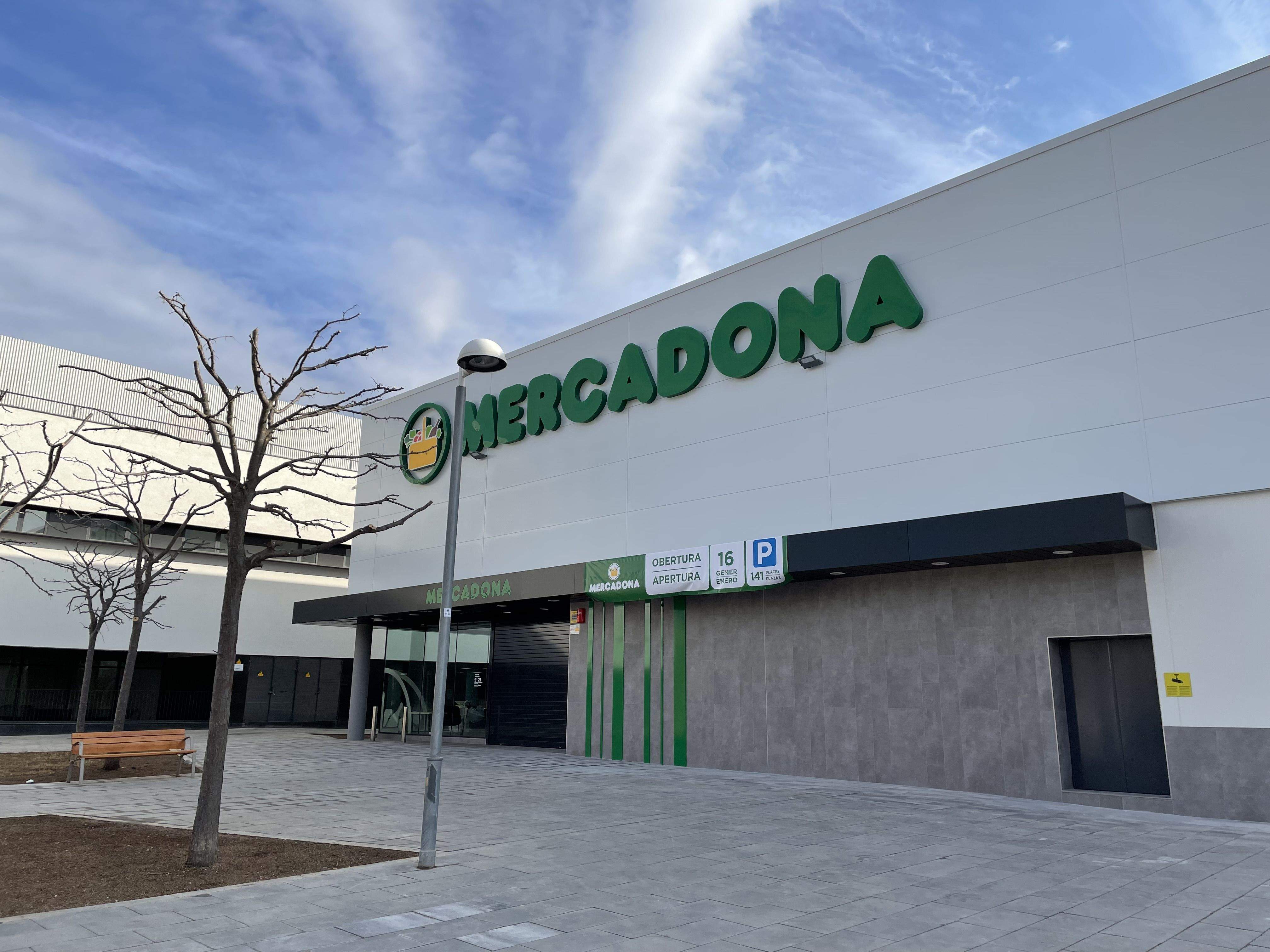 Cartell a l'entrada del nou supermercat Mercadona amb la data d'obertura i el nombre de places d'aparcament. FOTO: NHS Cartell a l'entrada del nou supermercat Mercadona amb la data d'obertura i el nombre de places d'aparcament. FOTO: NHS